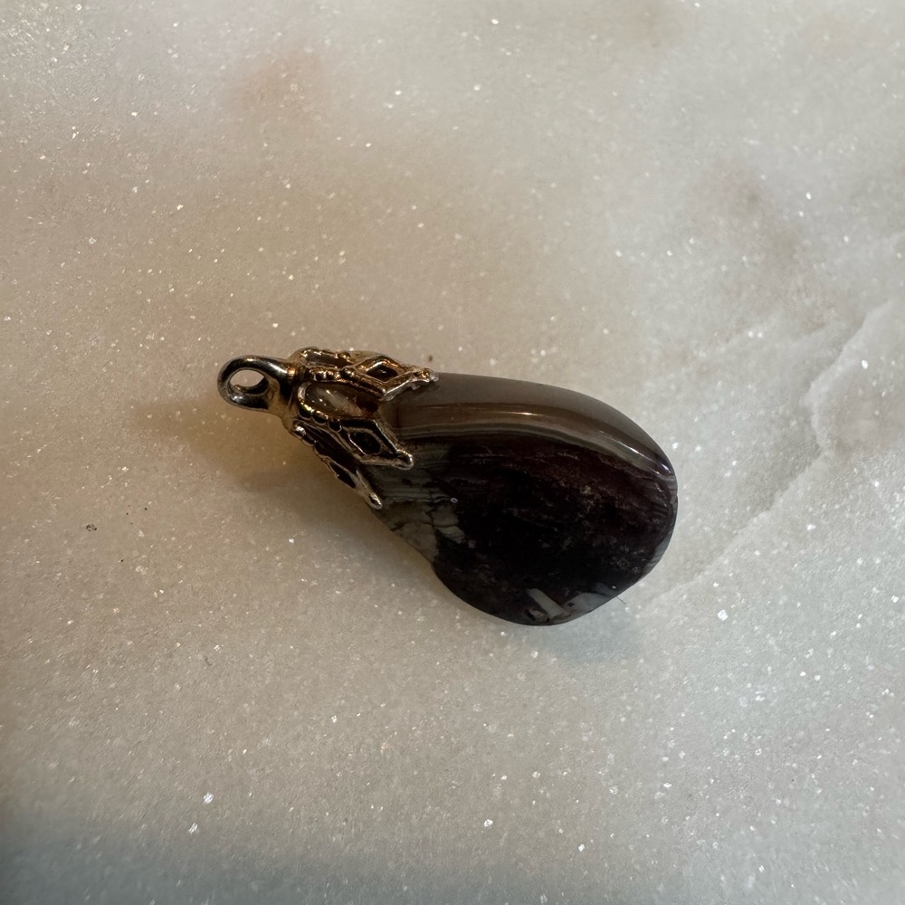 New Old Stock Gray Stone Pendant with Gold Accent - Picture 3 of 8